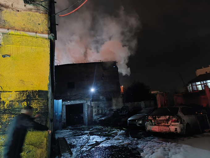 اندلاع حريق هائل داخل كراج سيارات في بيت حنينا يتسبب بأضرارًا جسيمة